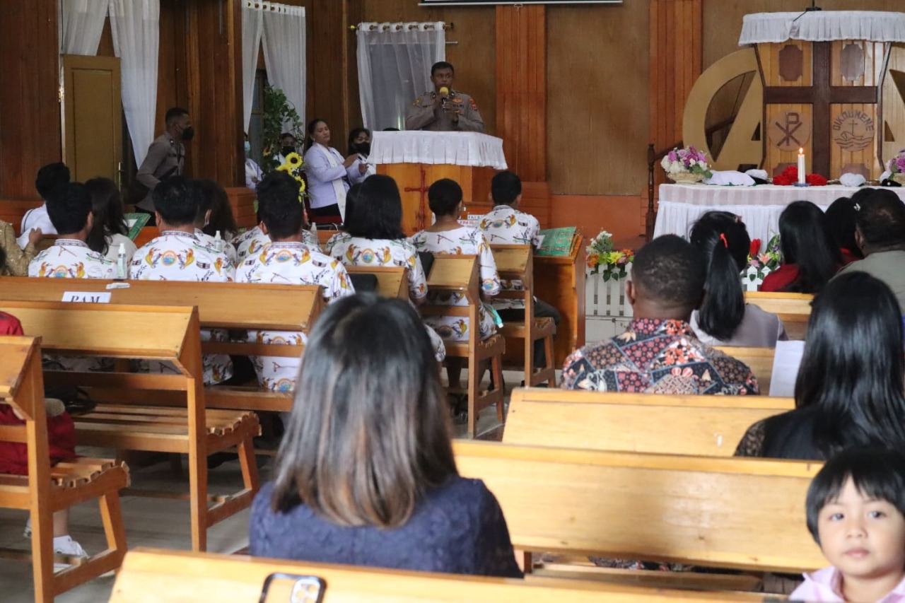 Ibadah Minggu, PLH Kapolres Dogiyai Sampaikan Pesan Kamtibmas