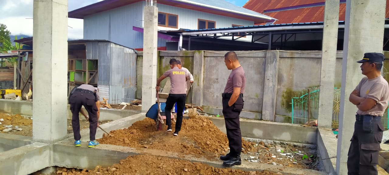 Personil Polres Dogiyai Laksanakan Kerja Bakti Pembersihan Tempat Ibadah