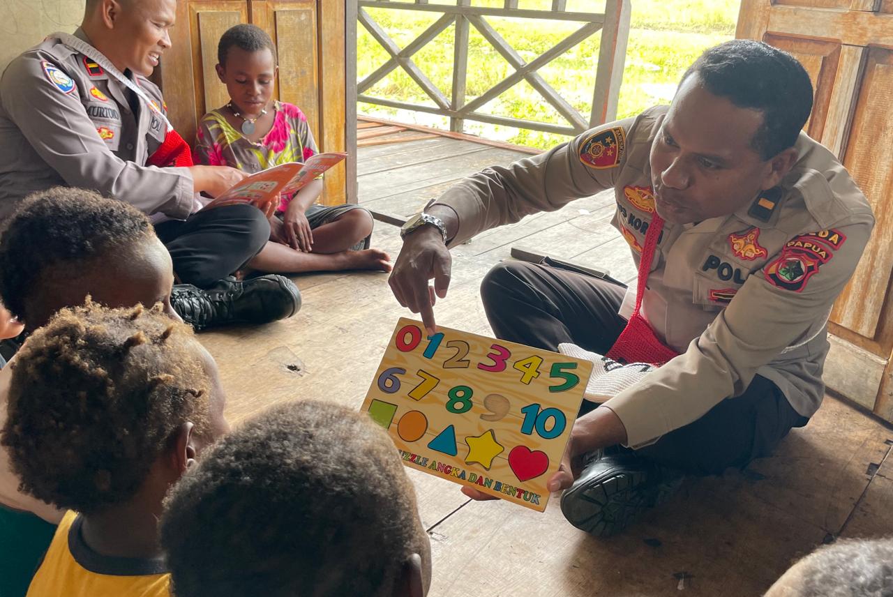 Sambangi Kampung Kemali, Binmas Noken Belajar Sambil Bermain Bersama Anak-anak Usia Dini