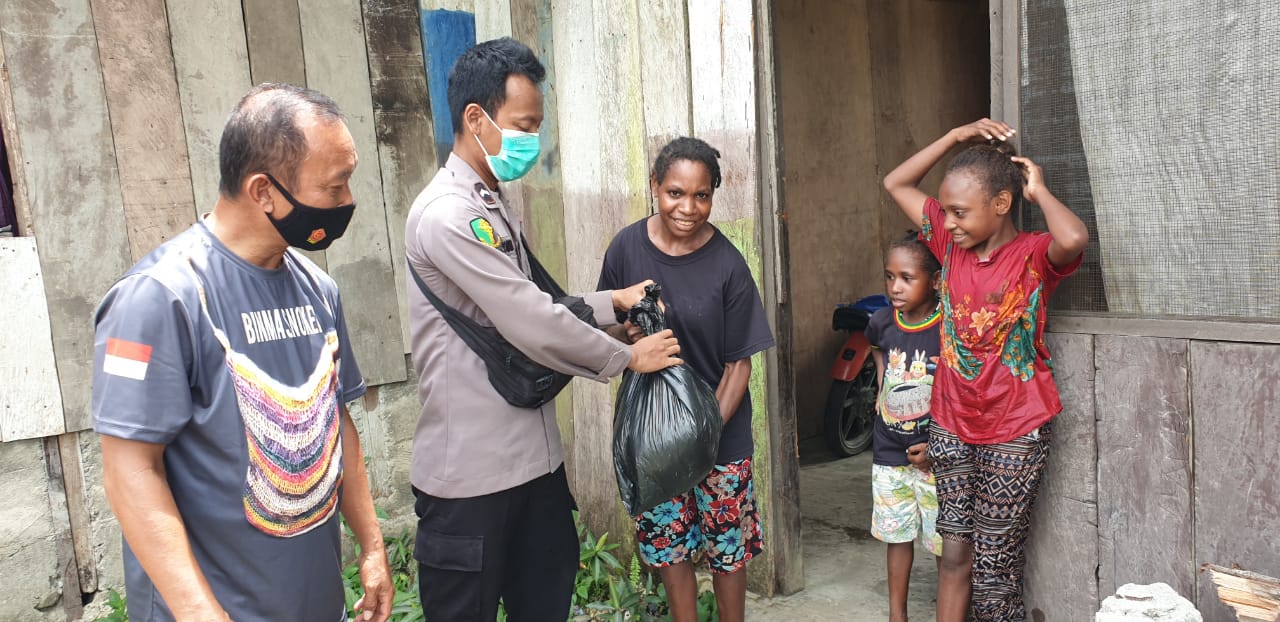 Sambangi Binaan, Satgas Binmas Noken Ops Damai Cartenz Berikan Pakan Ternak