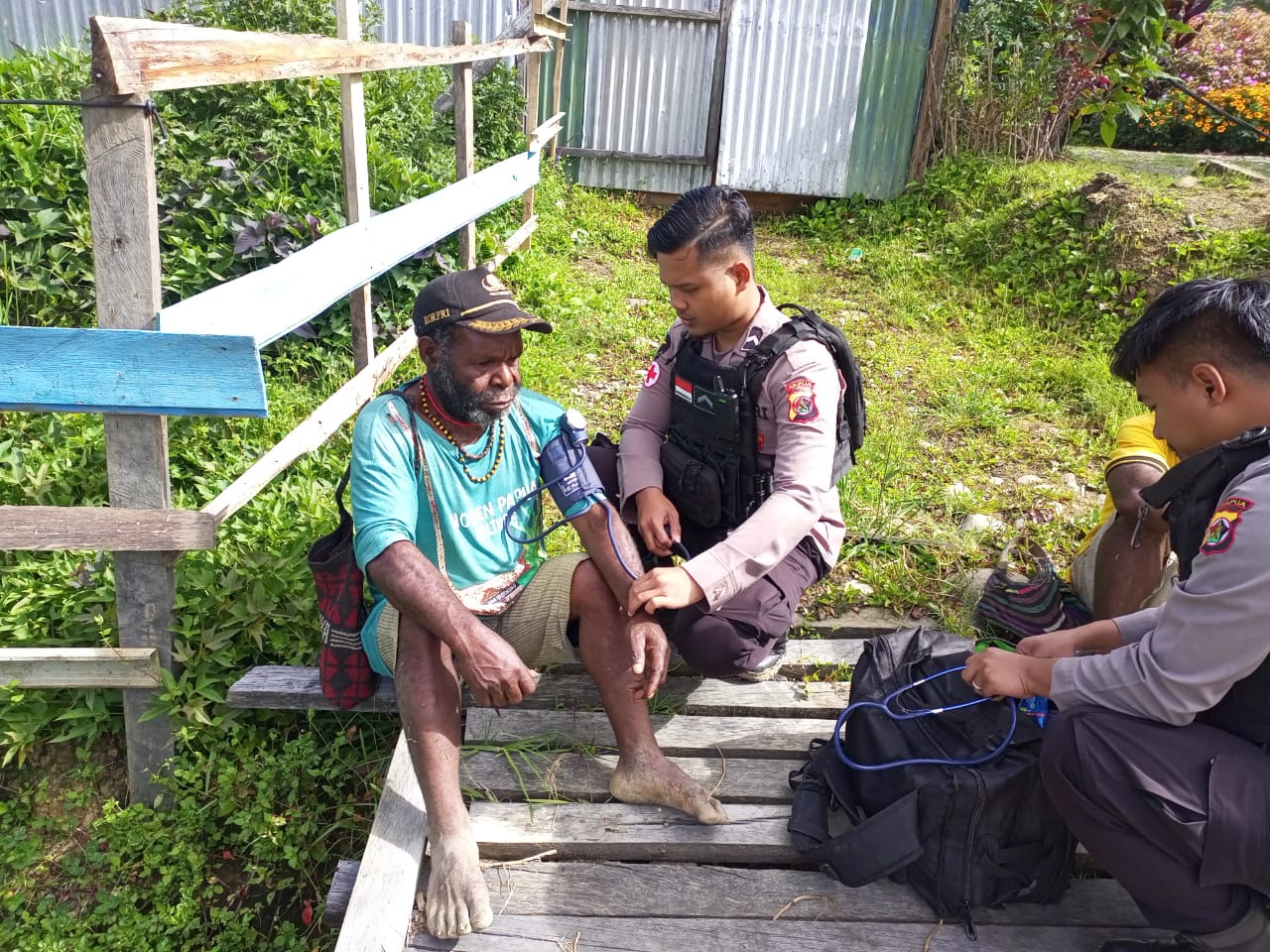 Layani Pengobatan Gratis, Bentuk Pengabdian Binmas Noken Kepada Masyarakat