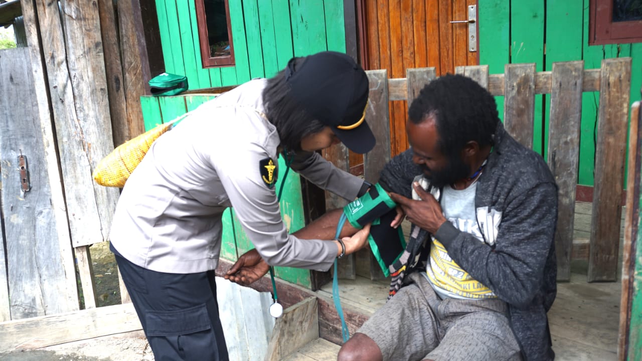 Berikan Pelayanan Kesehatan Gratis, Tim Medis Ops Satgas Damai Cartenz 2022 Berikan Pengobatan Kepada Masyarakat Puncak