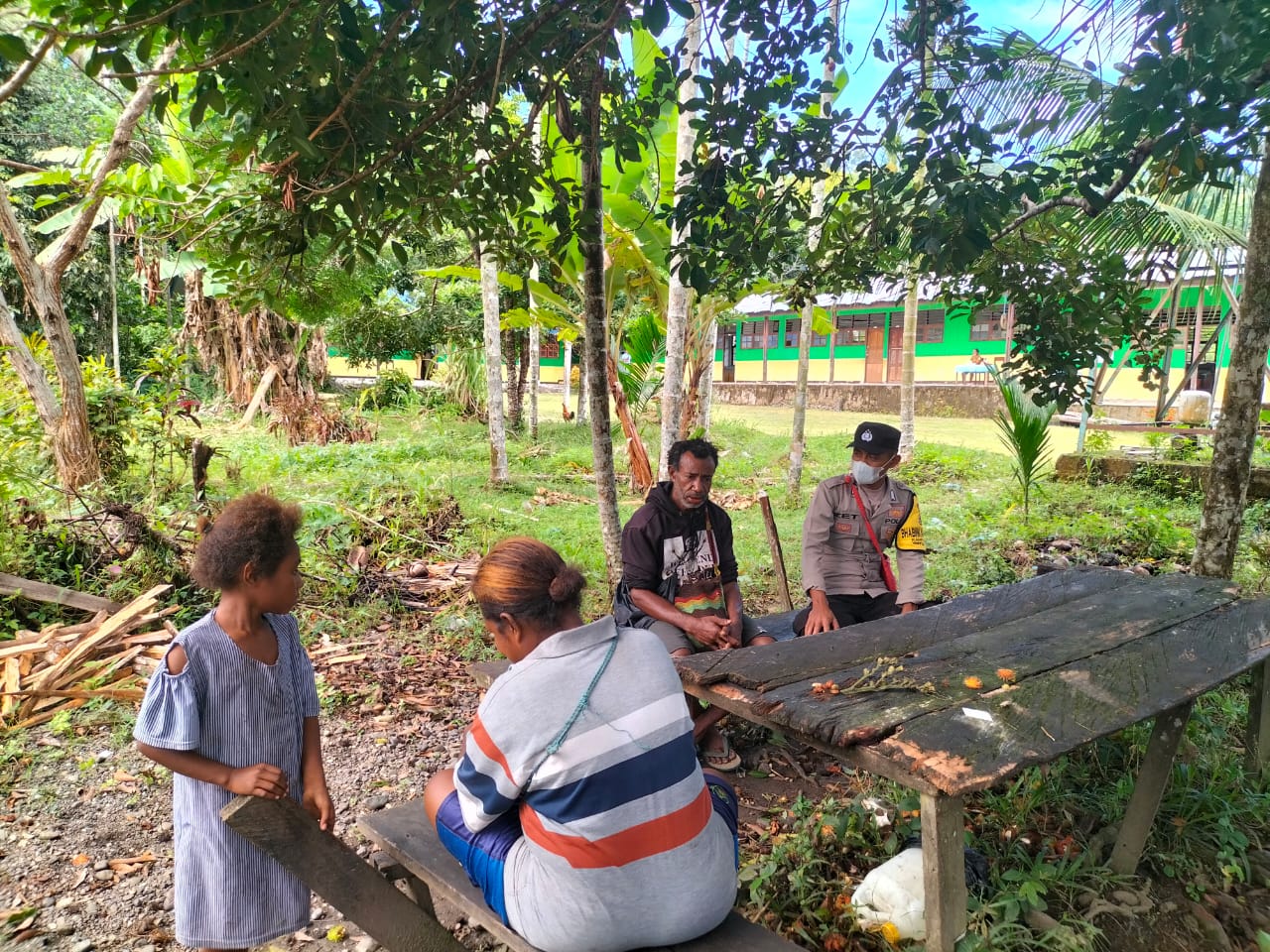Saling Jaga Situasi Kamtibmas di Kampung Nifasi, Bripka Zet Tian Lakukan Sambang Keliling