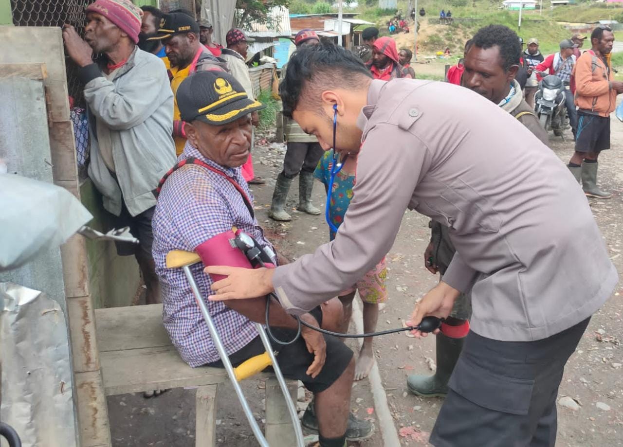Tim Medis Lakukan Pengobatan Pada Anak Anak dan Lansia di Sugapa