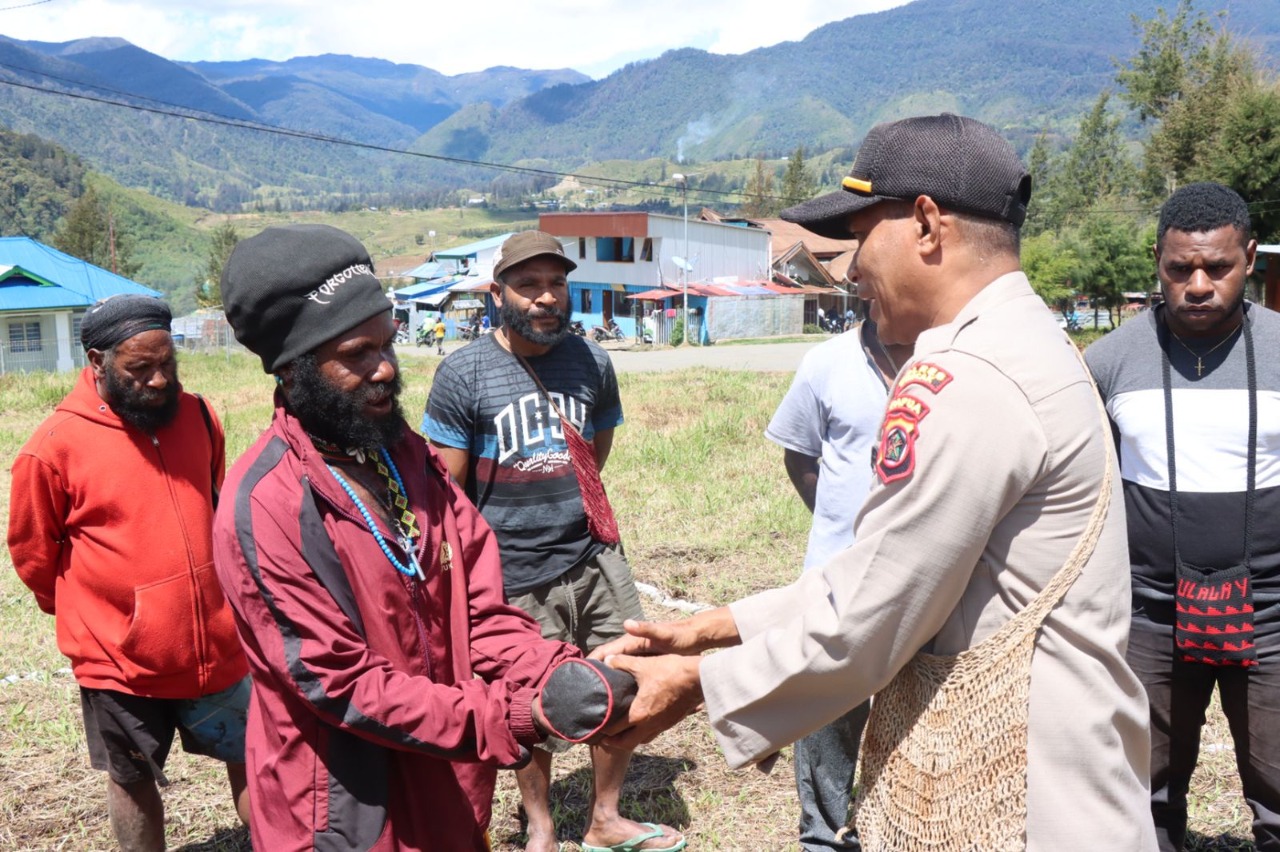 Dukung Pemuda Di Kabupaten Puncak, Ops Damai Cartez Serahkan Bantuan Alat Olahraga