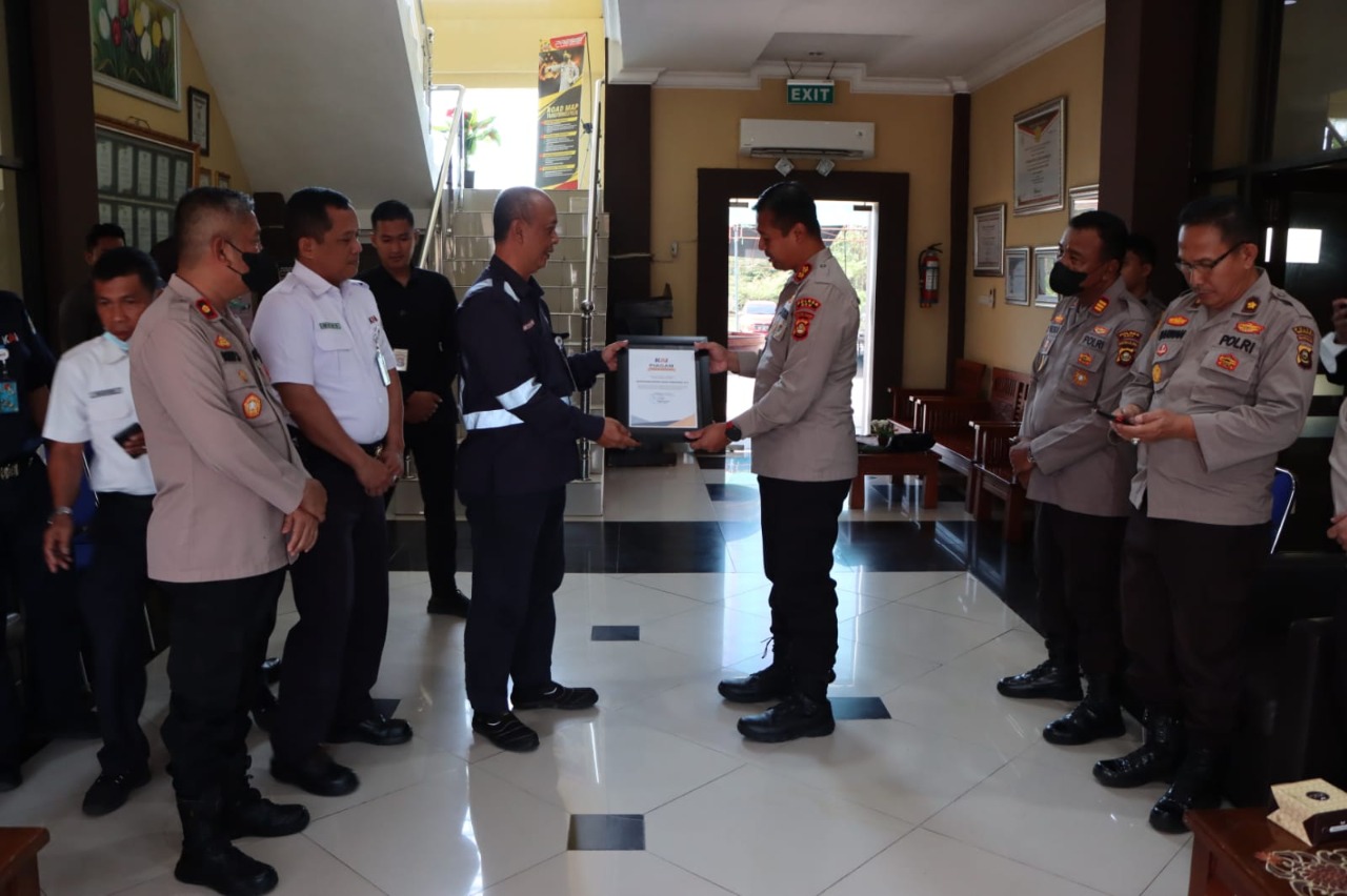 PT. KAI Beri Penghargaan Kepada Kapolres Oku Dan Kasat Reskrim