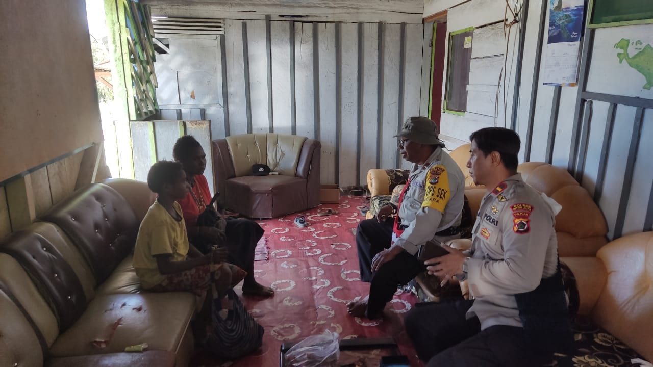 Terus Melakukan Terobosan Baru, Tim Binmas Noken Intan Jaya Sekolahkan Putra Ibu Oktovina Sodegau yang mengalami keterbatasan