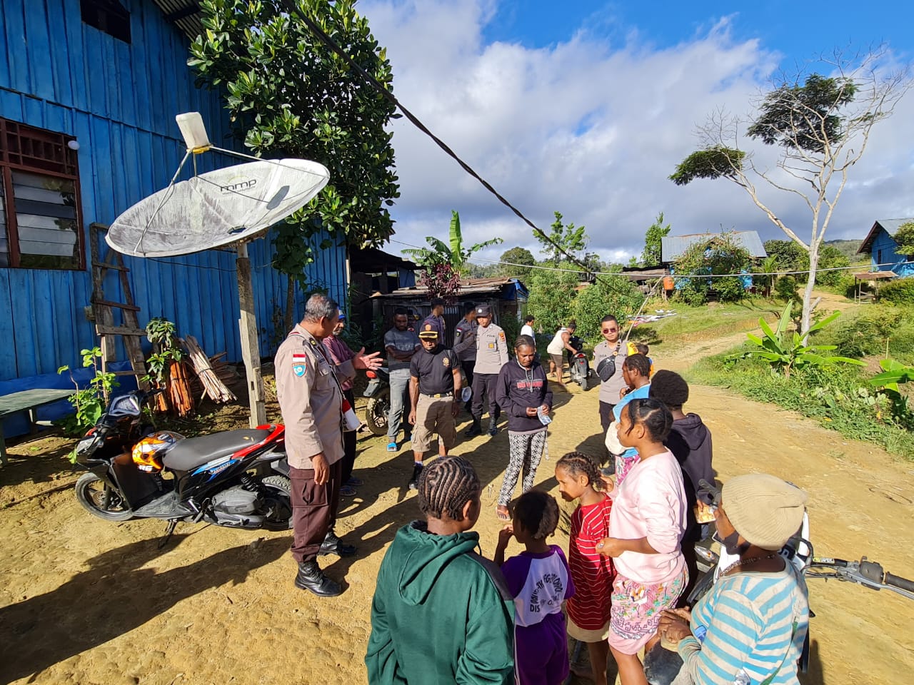Sambangi Masyarakat Kabupaten Pegunungan Bintang, Satgas Binmas Noken Beri Layanan Kesehatan dan Himbauan Kamtibmas