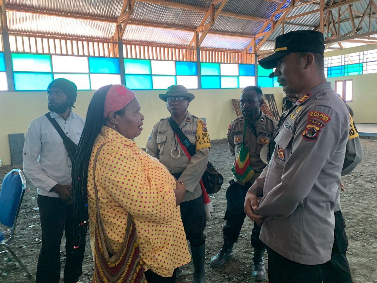 Polri Dampingi MRP Gelar Bakti Sosial Pelayanan Kesehatan Di Intan Jaya