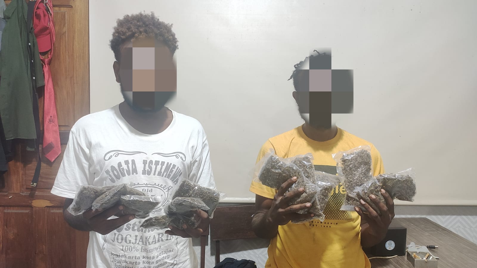 Dua Penumpang Tujuan Nabire Ditangkap Polisi Membawa Ganja di Pelabuhan