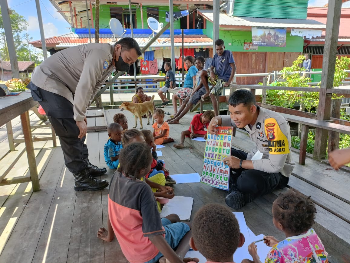 Tumbuhkan Semangat Belajar Kepada Anak-anak, Sat Binmas Polres Asmat Gelar Program Si-Ipar
