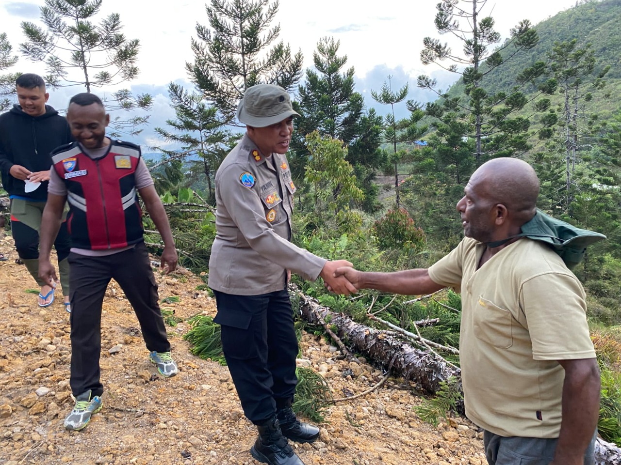 Cek Spot Peternakan Babi, Wakasatgas Binmas Ops Damai Cartenz 2022 Kabupaten Pegunungan Bintang Ingatkan Peternak