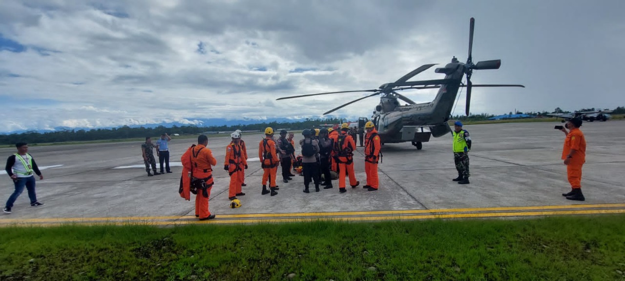 Tim SAR Gabungan Berhasil Temukan Satu Korban Insiden Hard Landing Helicopter PK-DAR di Distrik Jila Mimika