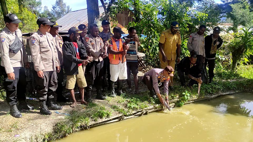 Wujudkan Kesejahteraan, Binmas Polres Intan Jaya Berikan Bantuan Bibit Ikan Lele Kepada Masyarakat