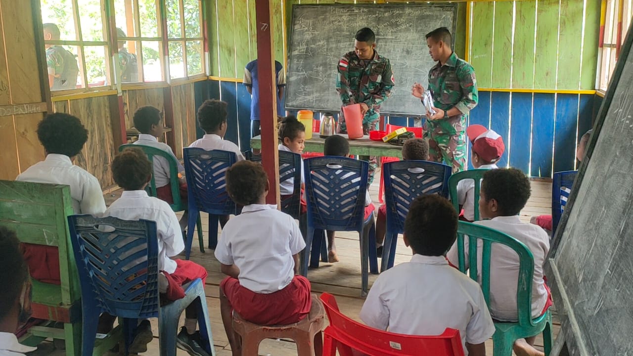 Susu Gratis Untuk Anak-Anak Perbatasan Papua Dari Satgas Pamtas Yonif 126/Kala Cakti  