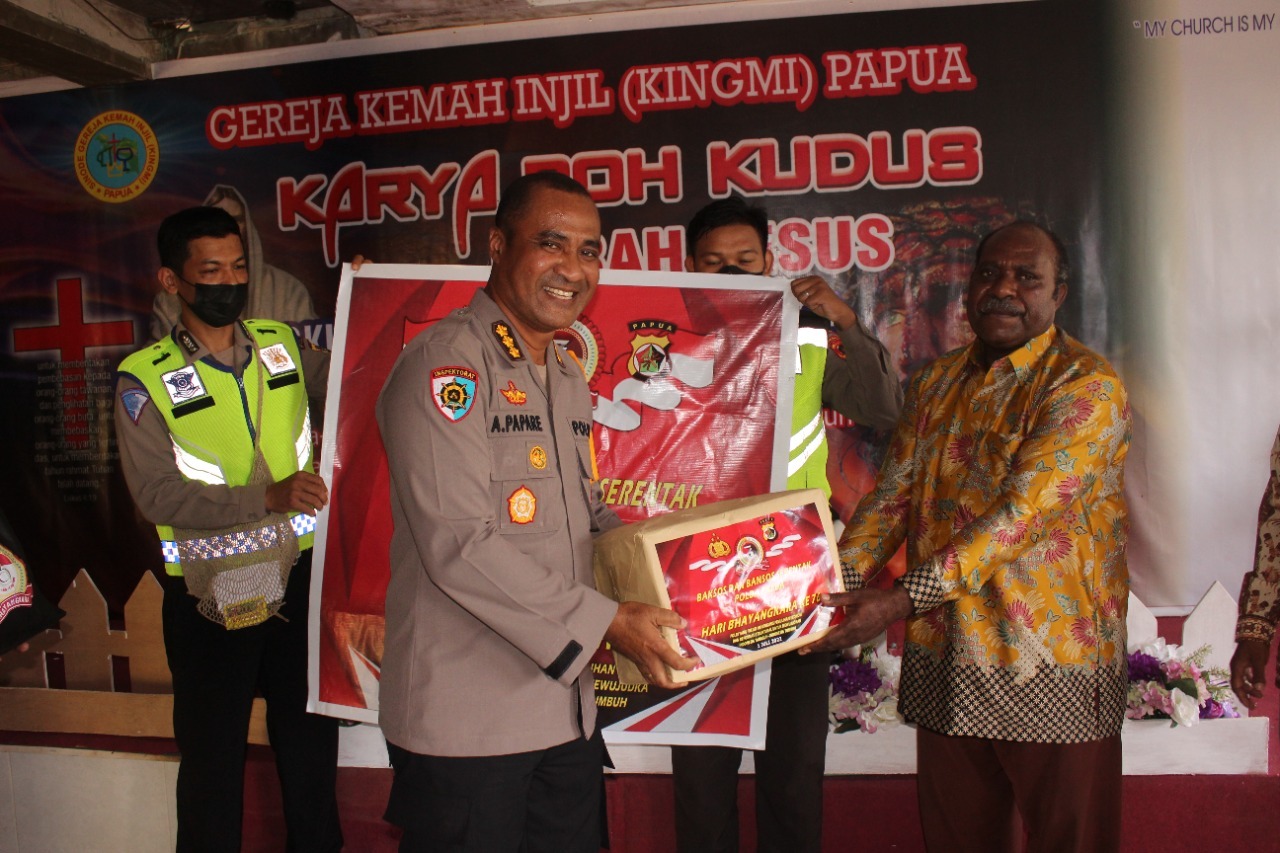 Irwada Polda Papua Brikan Bantuan Sosial Kepada Gereja Kemah Injil (Kingmi) Argapura