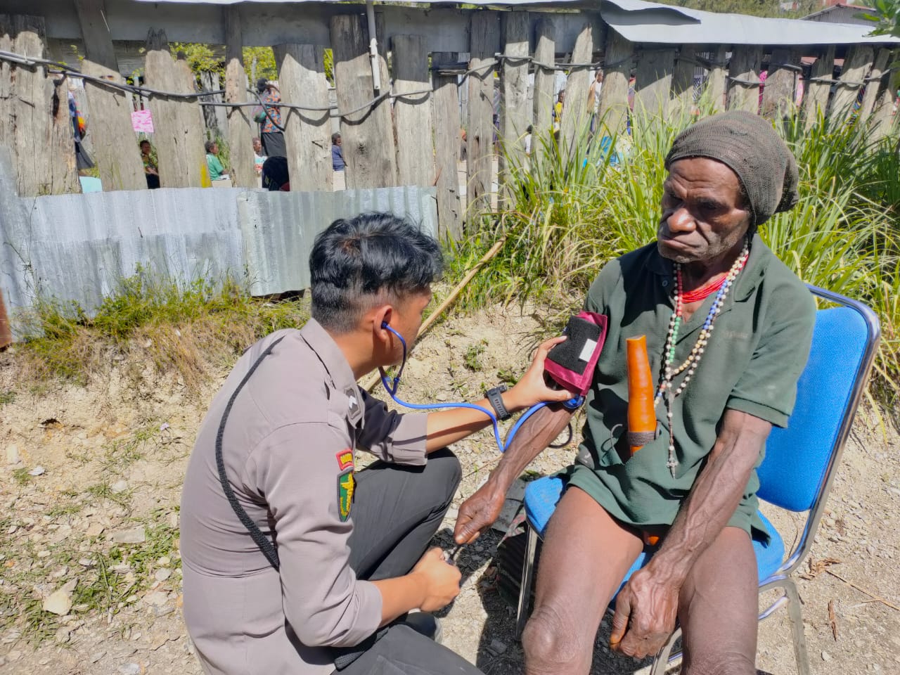 Tingkatkan Kualitas Kesehatan, Tim Medis Binmas Noken Terus Berikan Pengobatan Gratis Untuk Masyarakat