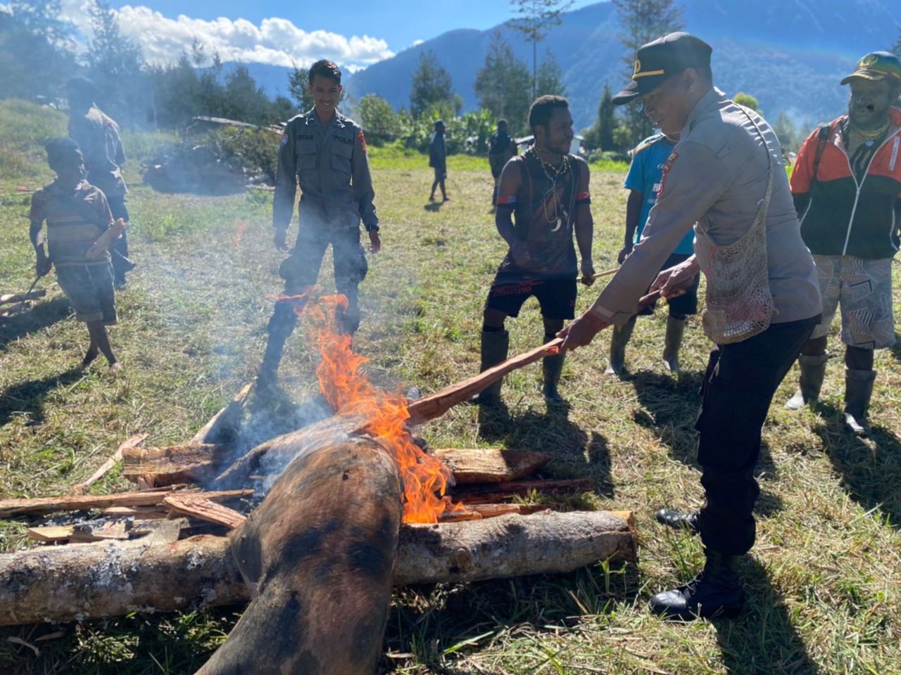 Gandeng Dinas Kesehatan, Operasi Damai Cartenz Rayakan Pesta Bakar Batu Bersama Masyarakat Puncak