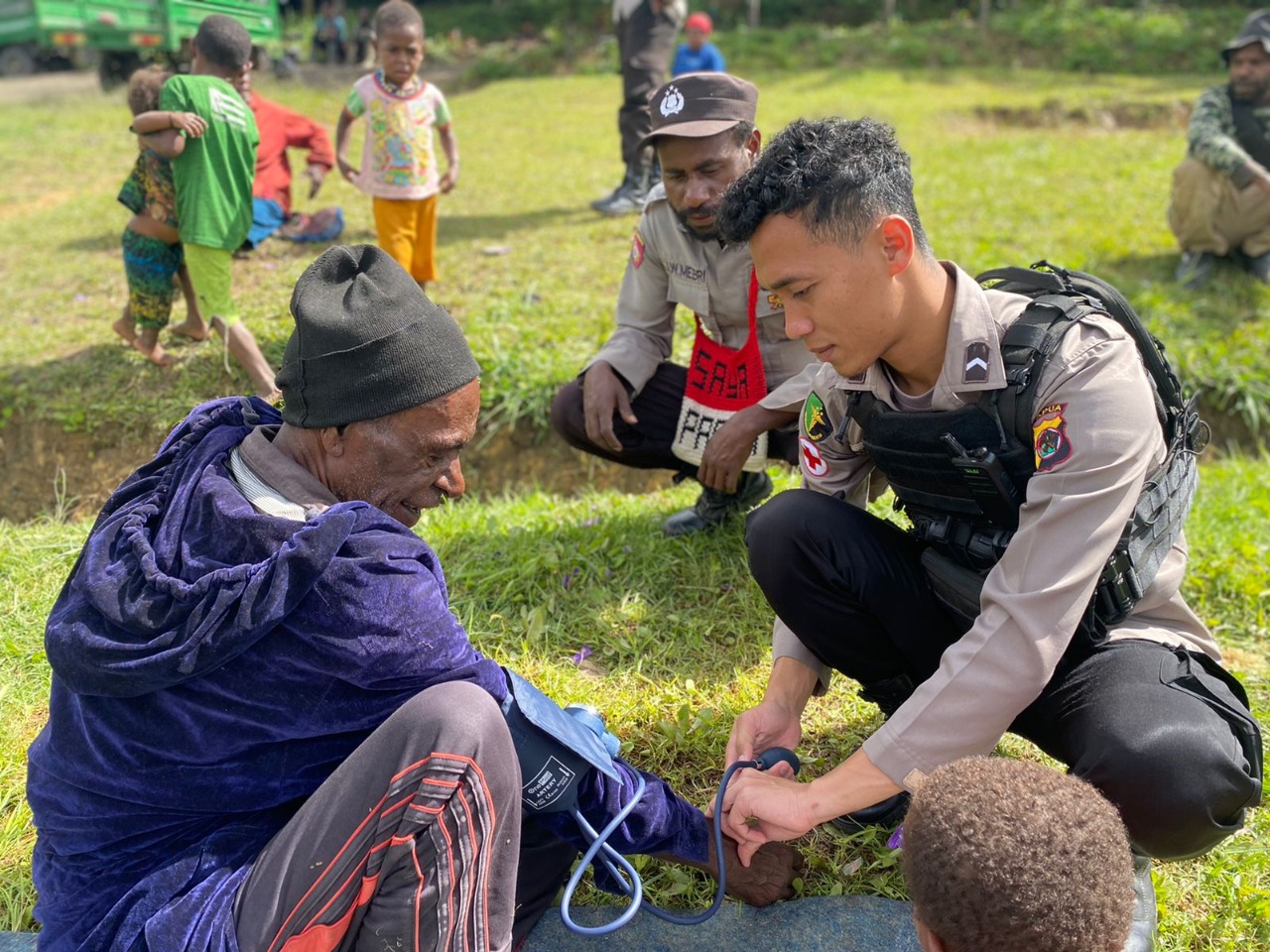 Berikan Pengobatan Gratis, Tim Medis Binmas Noken Laksanakan Program Keladi Sagu