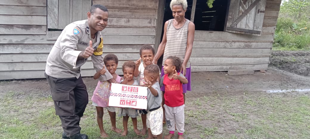 Bhabinkamtibmas Kampung Sota laksanakan Door To Door System (DDS) dan bansos