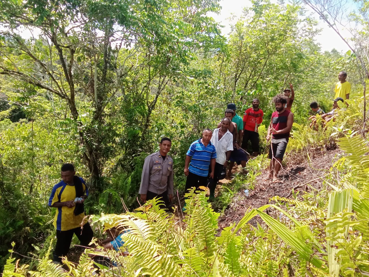 Peduli Air Bersih, Personil Polsek Biak Utara Bersama Masyarakat Melakukan Surve dan Pengukuran Jalan Menuju Sumber Mata Air
