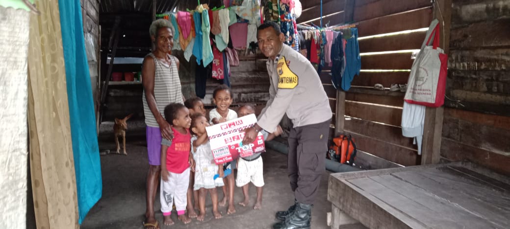 Bhabinkamtibmas Kampung Sota Merauke Sambangi Warga dan Bagikan Bansos