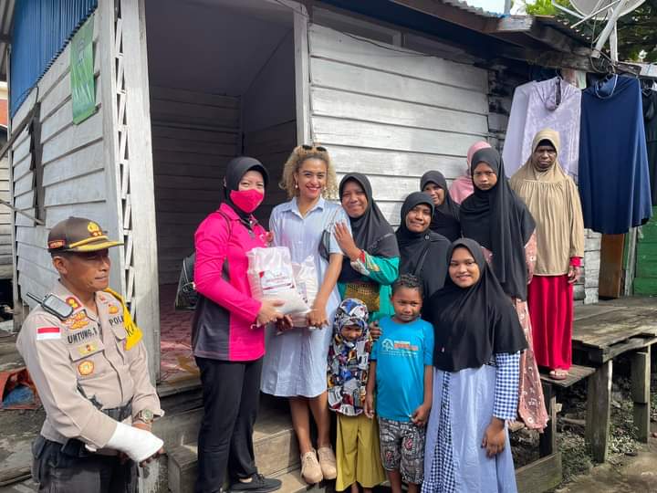 Kapolres Merauke bersama Ketua Byangkari laksanakan berbagi kasih