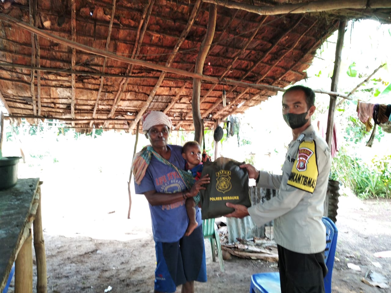 Bhabinkamtibmas diperbatasan RI-PNG laksanakan Door To Door System (DDS) dan bansos