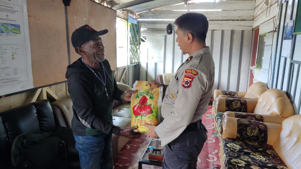 Jalin Komunikasi Melalui Program Koteka, Binmas Noken Harap Tokoh Adat Menjadi Teladan Bagi Masyarakat