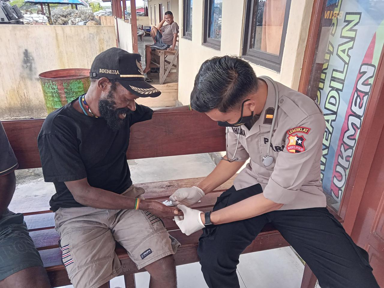 Berikan Pengobatan Gratis, Binmas Noken Terus Jaga Stabilitas Kesehatan Masyarakat di Kabupaten Nduga