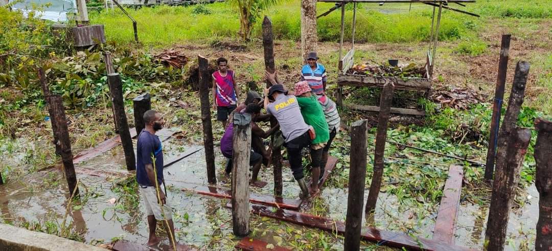 Bhabinkamtibmas Polsek Akat Polres Asmat Bangun Pasar Untuk Warga Binaan