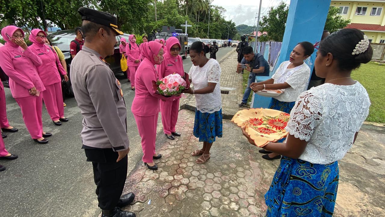 Bhayangkari Polda Papua Laksanakan Bakti Sosial Dalam Rangka HUT HKGB Ke-70 di Kabupaten Supiori