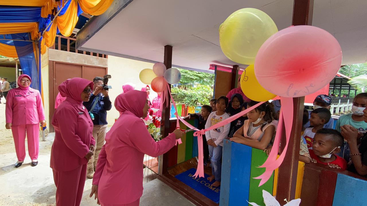 Ketua Bhayangkari Daerah Papua Buka Peresmian Taman Baca Rumfawawi Bhayangkari Cabang Supiori