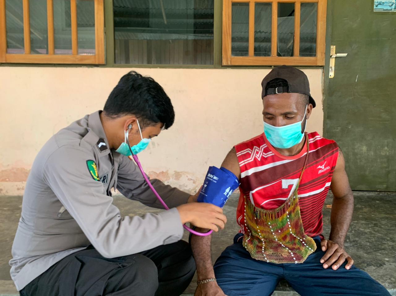 Di Yahukimo, Masyarakat Yang Sakit Datangi Polres Untuk Mendapatkan Penanganan Medis Dari Satgas Binmas Ops Damai Cartenz