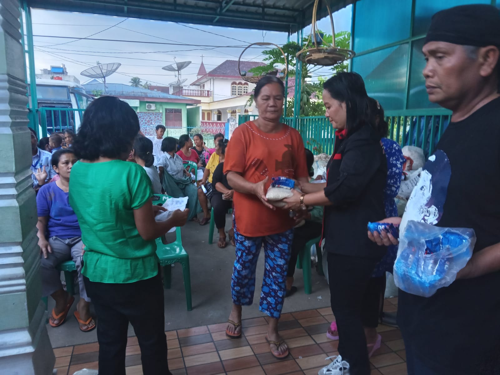 Peduli Terhadap Sesama, LBH Gerak Indonesia Bagikan Sembako Kepada Ibu Ibu