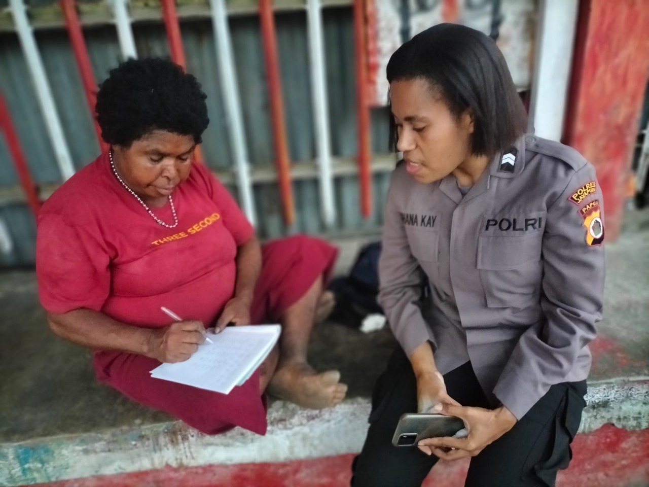 Srikandi Polres Jayapura Terus Berikan Ilmu Kepada Mama Papua Dalam Program Gabus