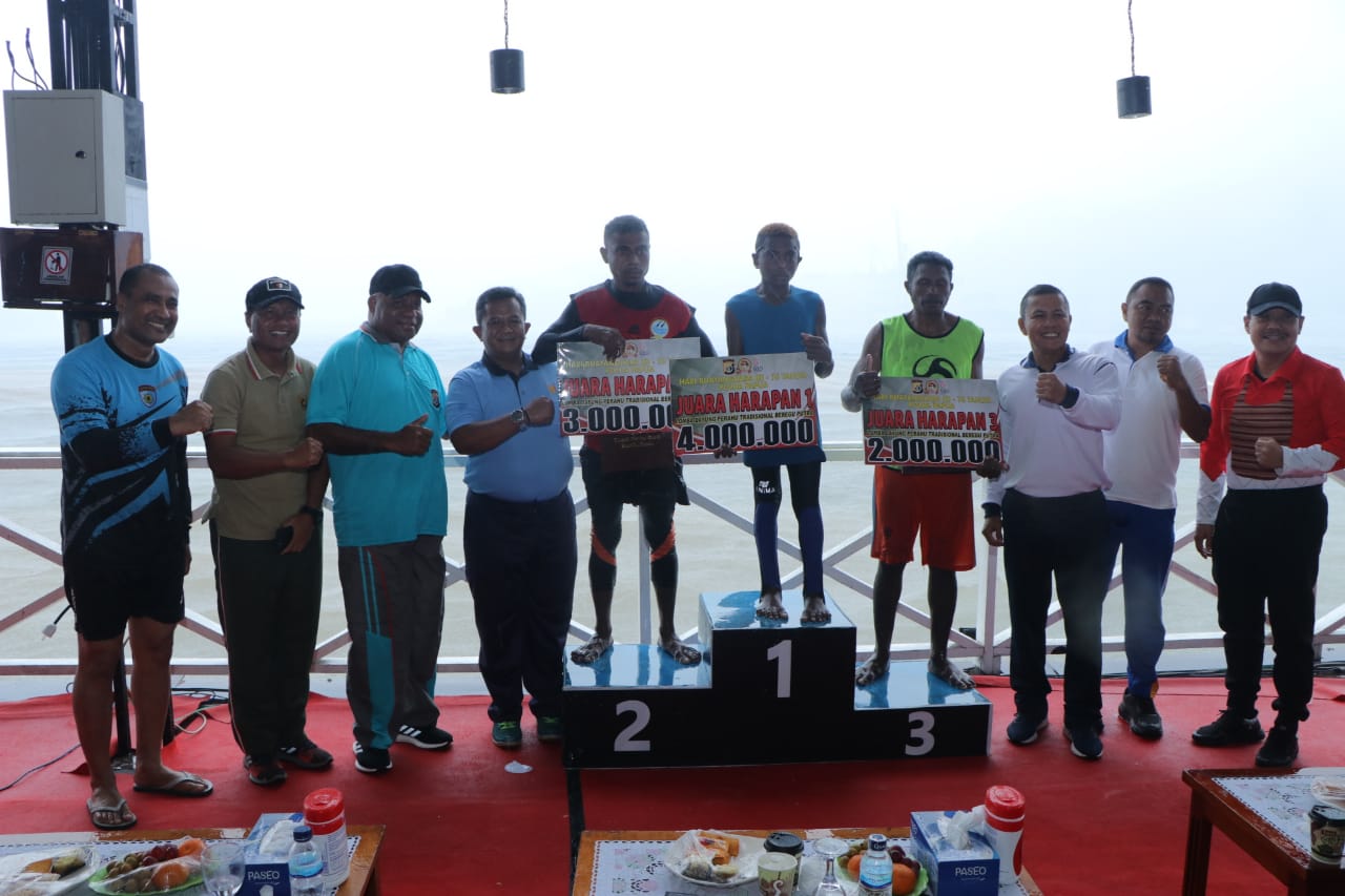 Kapolda Papua Serahkan Paiala Kepada Pemenang Lomba Dayung Tradisional