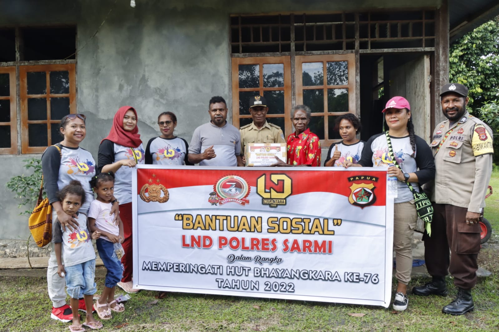 Jelang Hari Bhayangkara Ke-76, LND Angkatan 2008 Polres Sarmi Bagikan Sembako Bagi Lansia