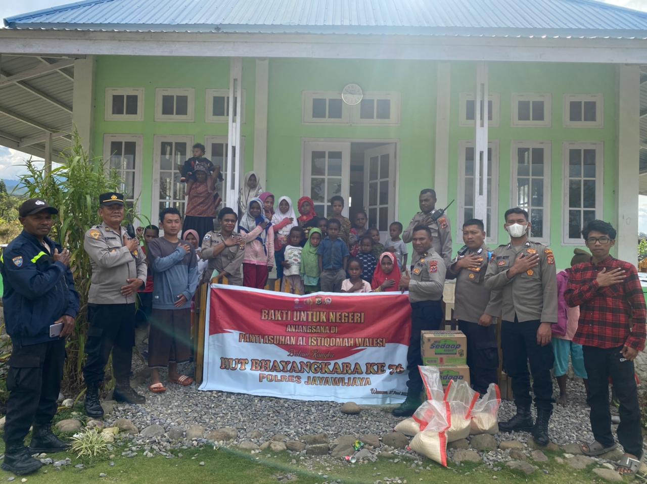 Sambut Hari Bhayangkara Ke-76, Polres Jayawijaya Gelar Anjangsana ke Panti Asuhan