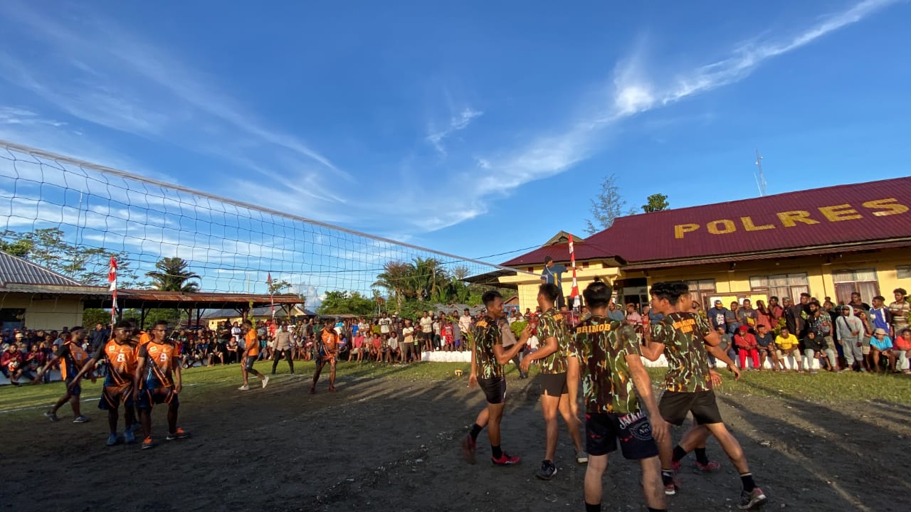 Serunya Pertandingan Voli Ops Damai Cartenz-2022 Dengan Anak-anak Sekolah di Yahukimo