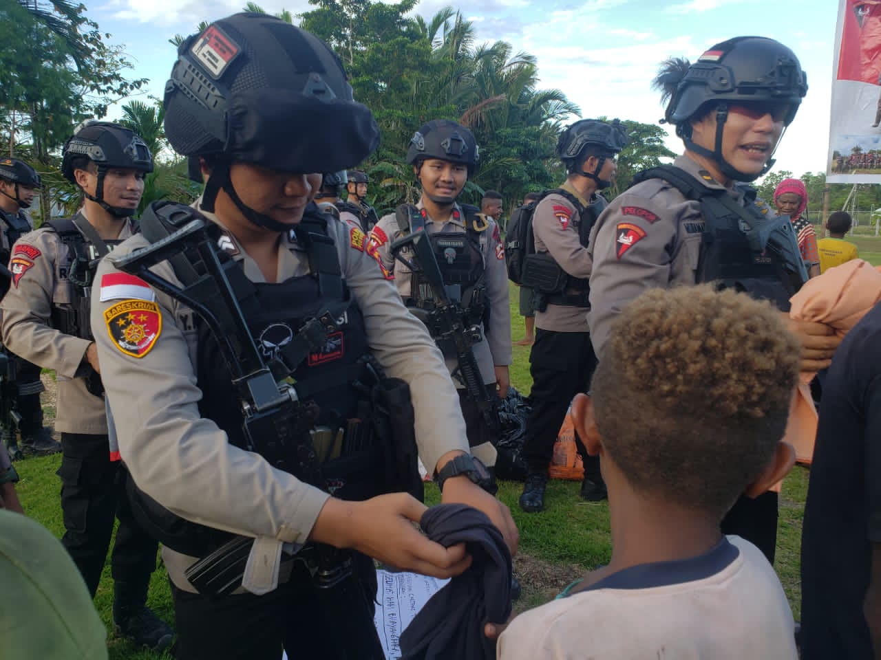 Satgas Preventif Ops Damai Cartenz 2022 Bersama Personel Polsubsektor Batom Gelar Bakti Sosial