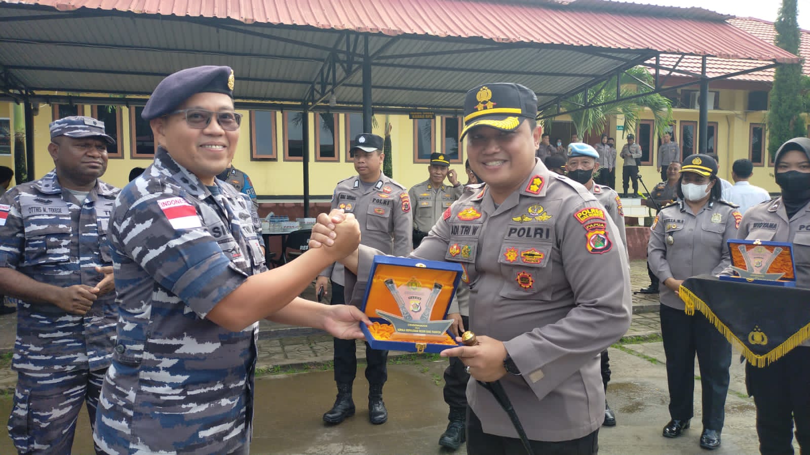Lanal Biak Berikan Ucapan Selamat HUT Bhayangkara ke-76 di Mako Polres Kabupaten Biak Numfor
