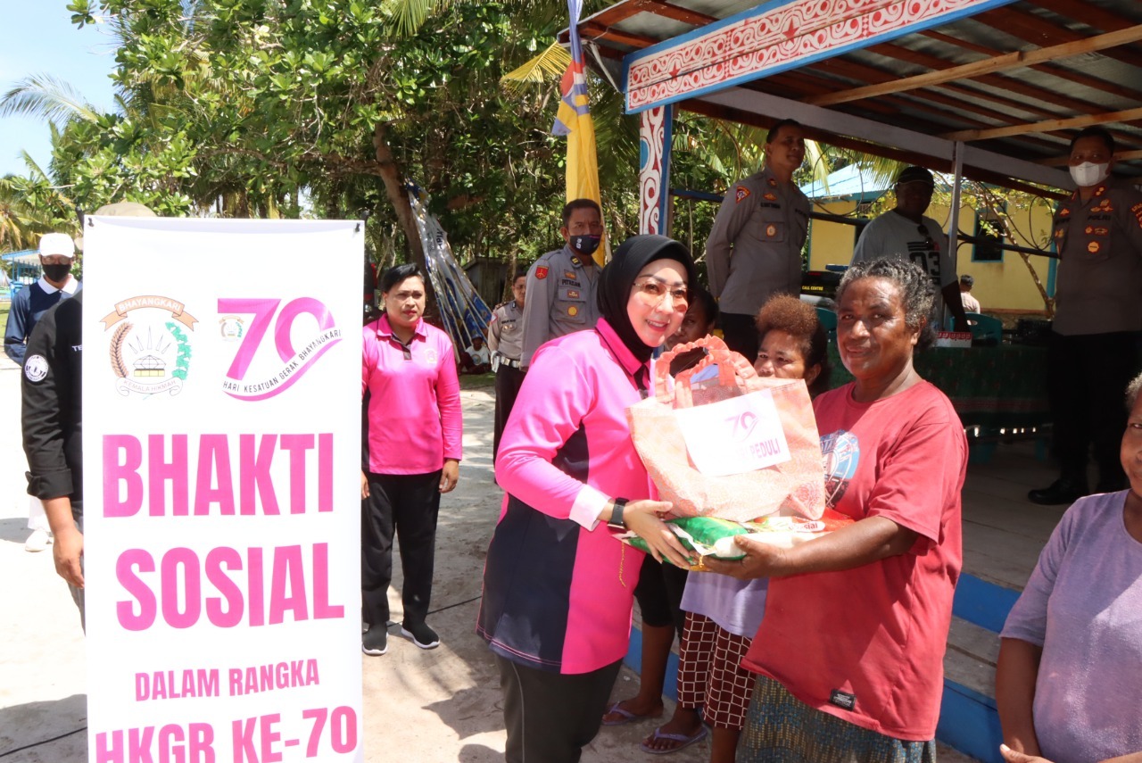 Bersama Budha Tzu Chi, Polres Biak Bagikan Sembako Dalam Rangka Hari Bhayangkara ke 76