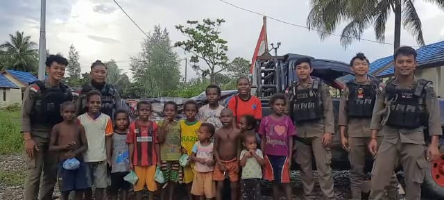 Satgas Preventif Ops Damai Cartenz-2022 Kembali Bagikan Ratusan Nasi Bungkus Kepada Masyarakat Yahukimo