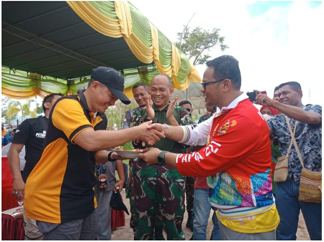 Penjabat Bupati Mappi bersama Danyon Satuan Organik Yonif Raider 600/Modang Memberikan Surprise Dalam Rangka Hari Bhayangkara ke -76 kepada Kapolres Mappi