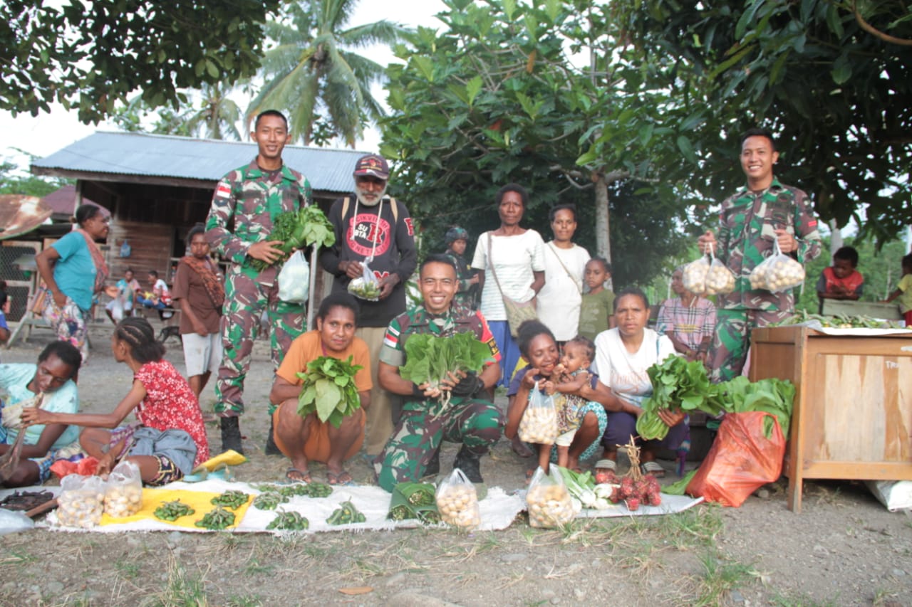 Belanja Hasil Kebun Masyarakat Papua, Satgas Yonif 126/KC Bantu Pemerintah Tingkatkan Perekonomian Di Perbatasan