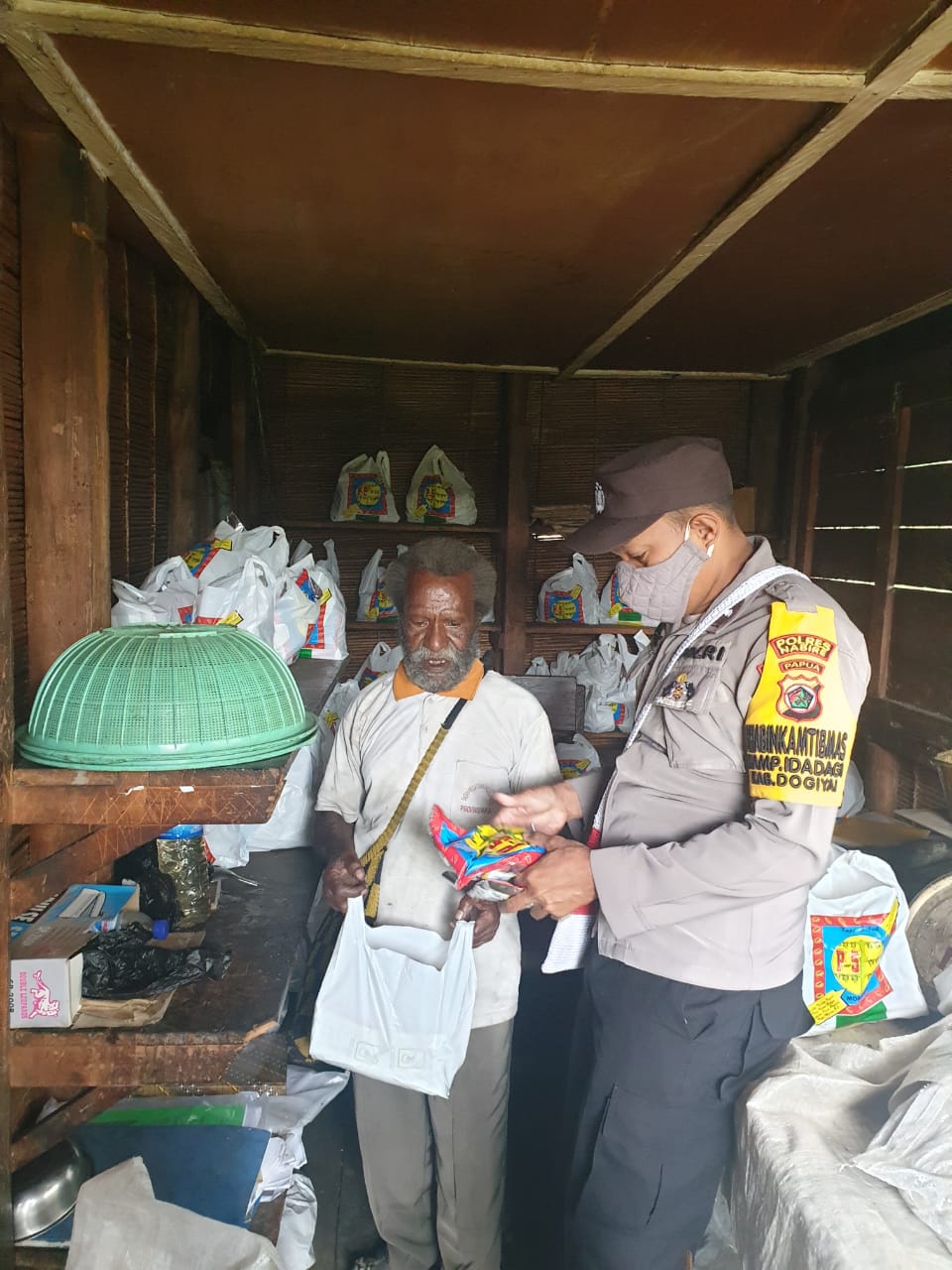 Sat Binmas Polres Dogiyai Laksanakan Sambang ke Pemilik Kopi P5