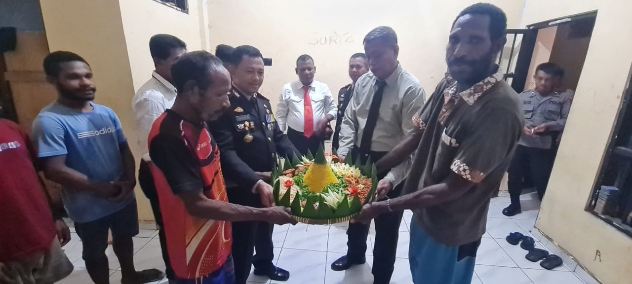 Bentuk Kepedulian Kapolres Sarmi, Laksanakan Kunjungan Kasih Bagi Para Tahanan Mapolres Sarmi Di Hari Bhayangkara Ke-76