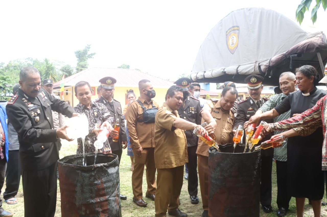 Hari Bhayangkara Bebas Gangguan Kamtibmas, Polres Supiori Musnahkan Ratusan Botol Miras