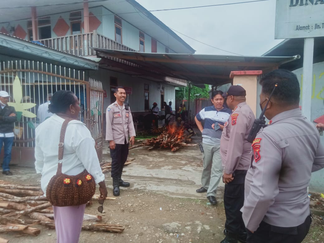 Jalin Komunikasi dan Pengenalan, Binmas Polres Dogiyai Sambangi Dinas Sosial dan Dinas Kesehatan
